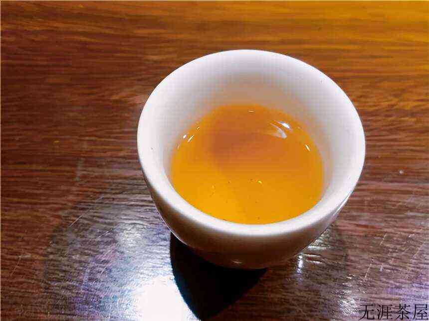 茶小白如何判断普洱生茶的年份？()