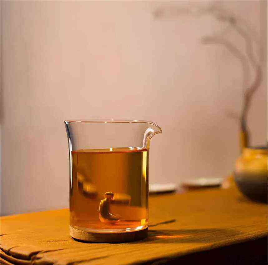 茶小白如何判断普洱生茶的年份？()
