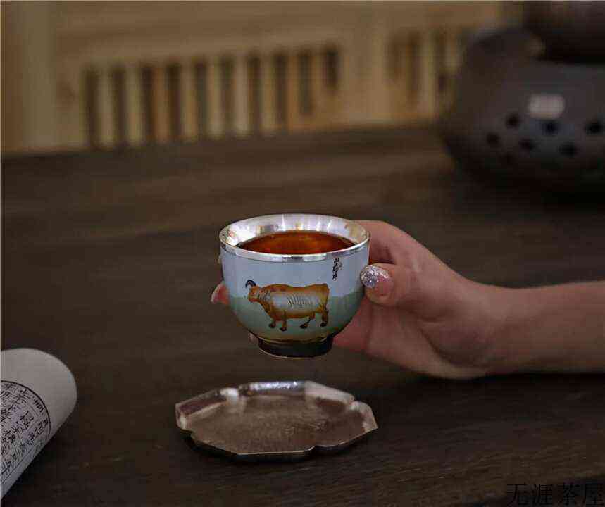 茶小白如何判断普洱生茶的年份？()