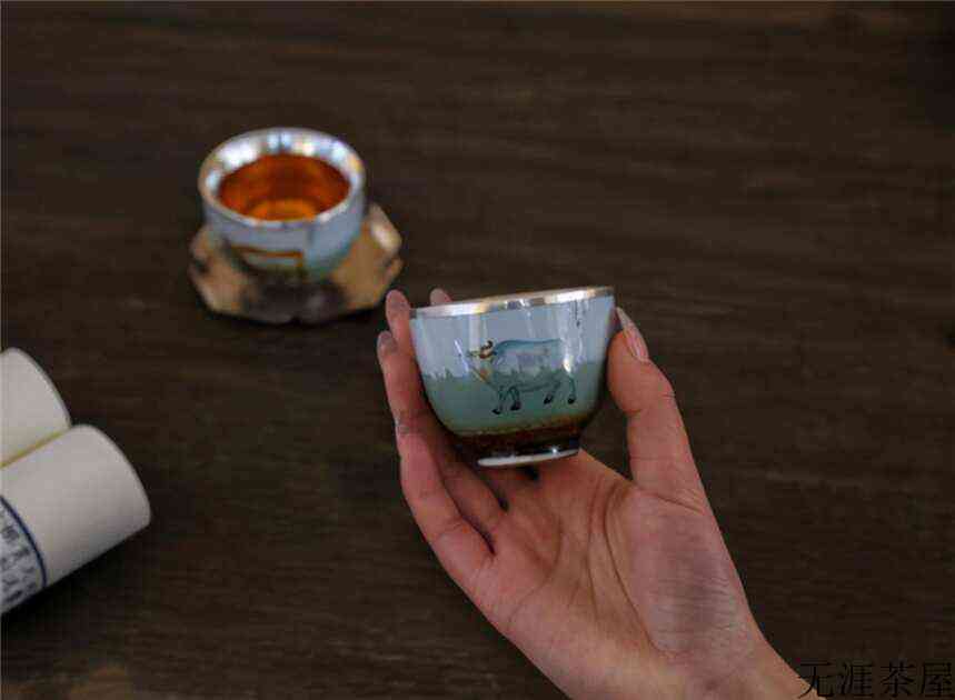 茶小白如何判断普洱生茶的年份？()