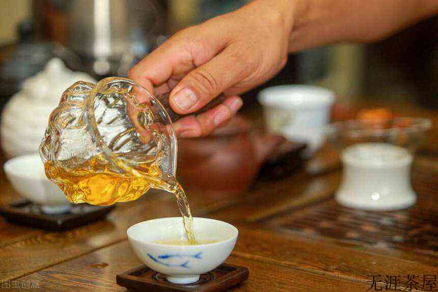 品普洱茶时，茶汤的浓淡该如何控制？()