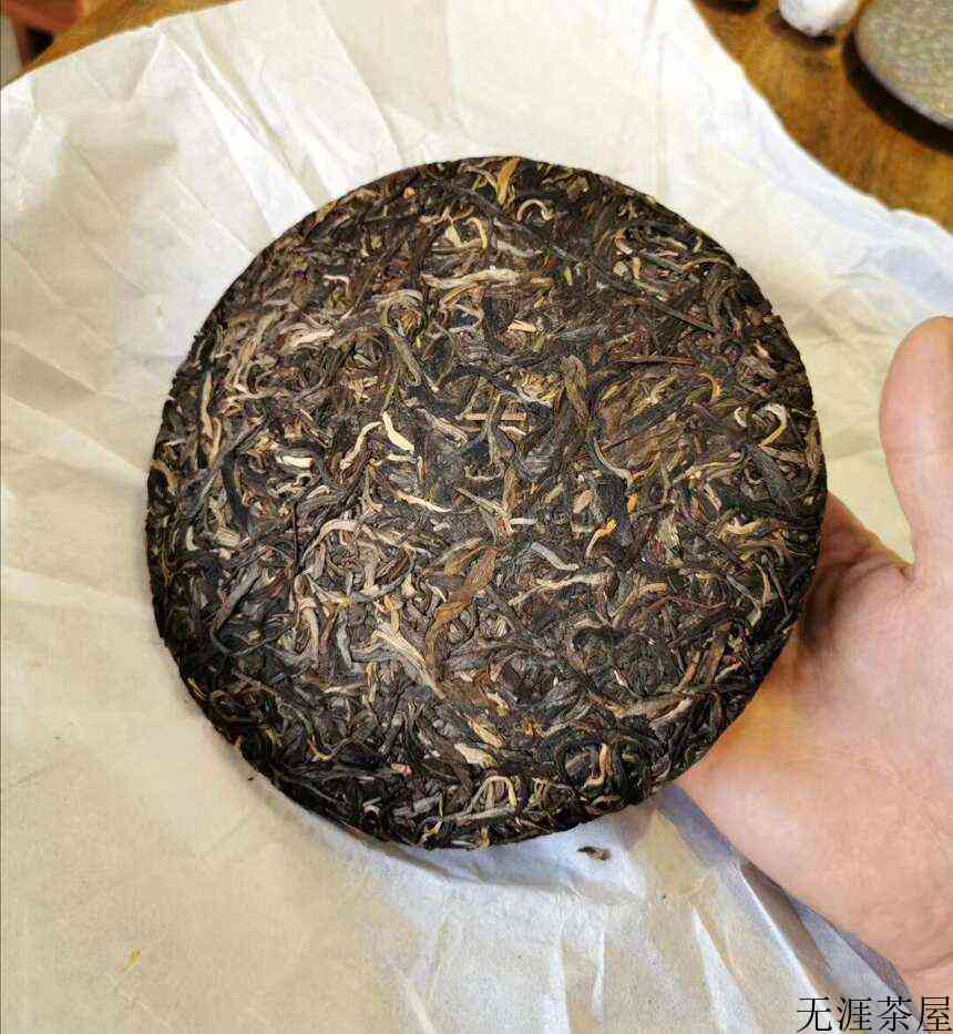 存放10年的普洱生茶有何特点？()