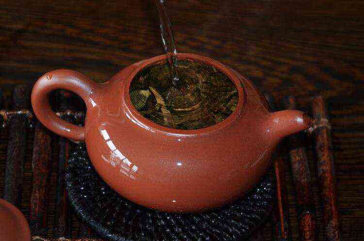 2004年瑞荣号易武古茶贡品400克评测