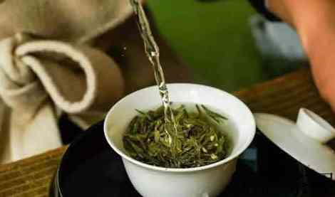 冲泡绿茶的水温是多少度（适宜冲泡绿茶的水温是多少度）