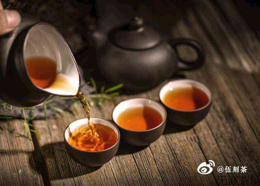 自然优雅，因为喝茶
