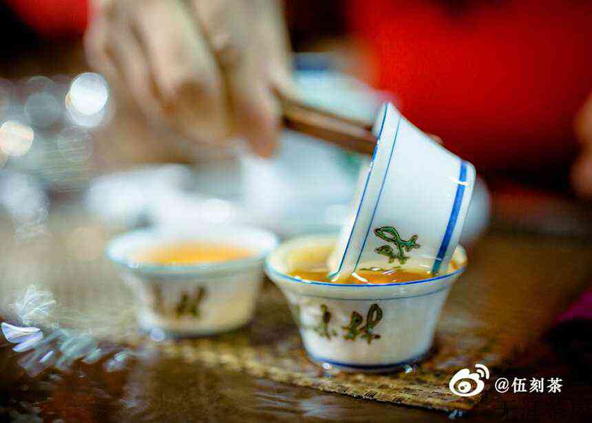 自然优雅，因为喝茶