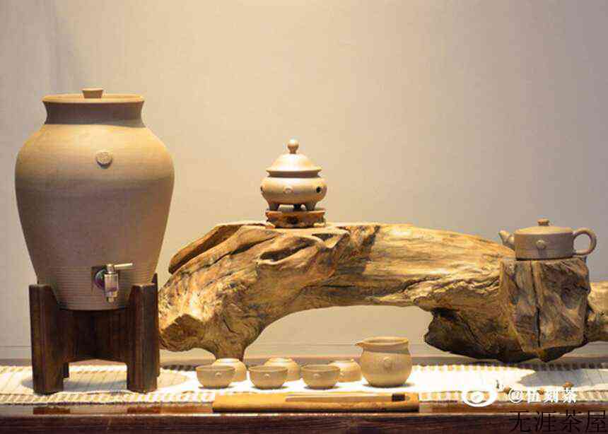 自然优雅，因为喝茶