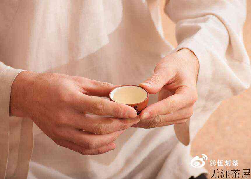 自然优雅，因为喝茶