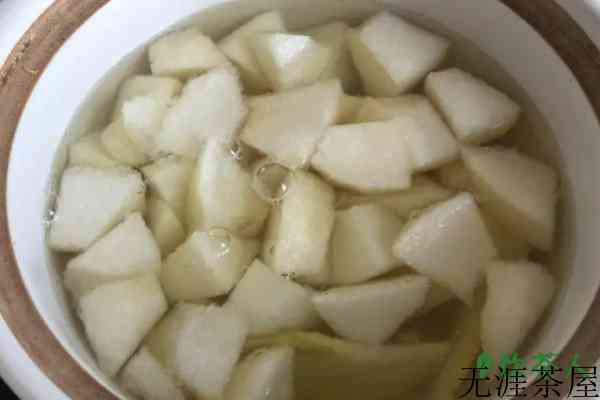 煮梨水削皮好还是不削皮好，冰糖炖雪梨皮要去掉吗(梨皮营养高)