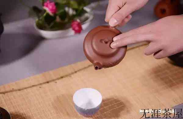紫砂壶鉴定的方法有很多，一般要通过看、开水试、价格等很多方面来鉴定。