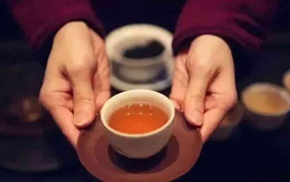 倒茶是从左边还是右边