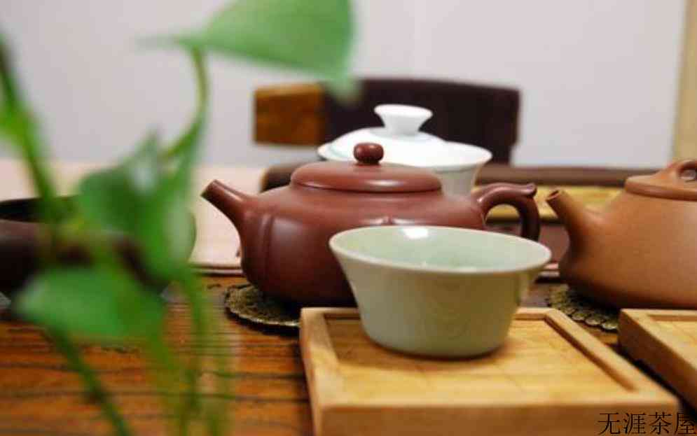 倒茶是从左边还是右边