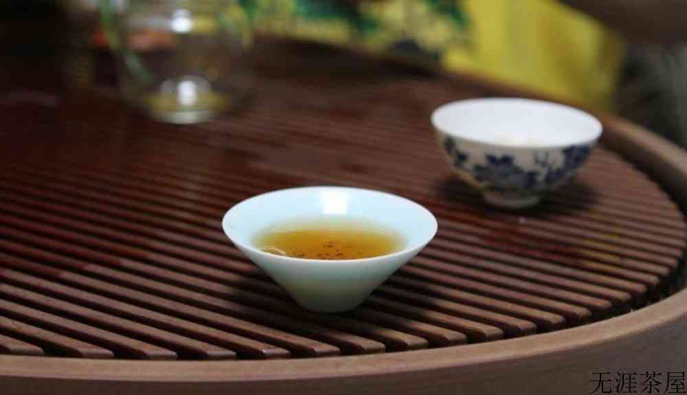 倒茶是从左边还是右边