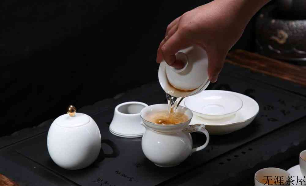 紫砂壶和盖碗，用谁泡茶更胜一筹