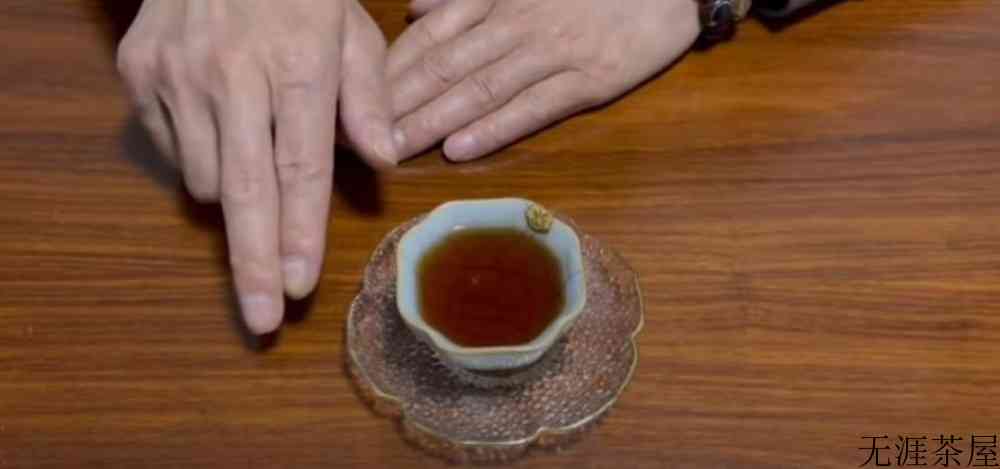 别人倒茶时怎样敲手指