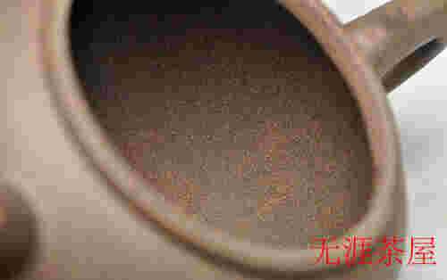 紫砂壶里发黑怎么处理（紫砂壶表面黑垢怎么洗）