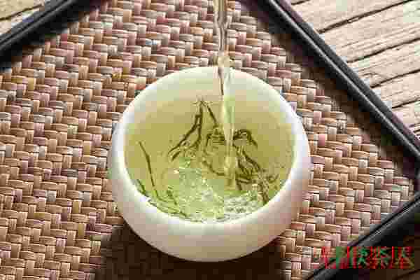 绿茶茶汤是黄绿还是绿黄，绿茶茶汤绿的好还是黄的好