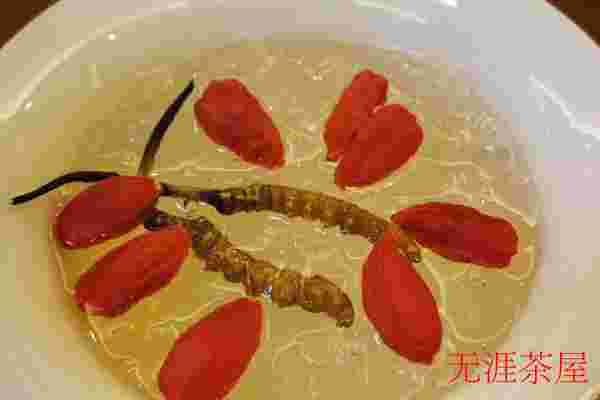 冬虫夏草泡水喝的正确方法，一次泡1-2根(喝完后吃掉)