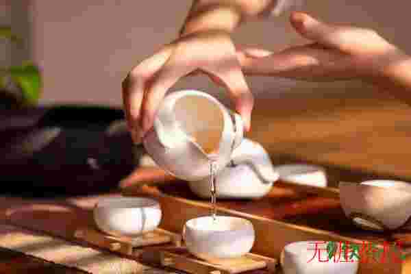 不能左手倒茶的原因，容易烫到客人/让客人误会自己轻视他