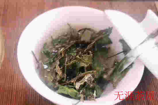 白茶冲泡后的香气体验:纯净与丰富