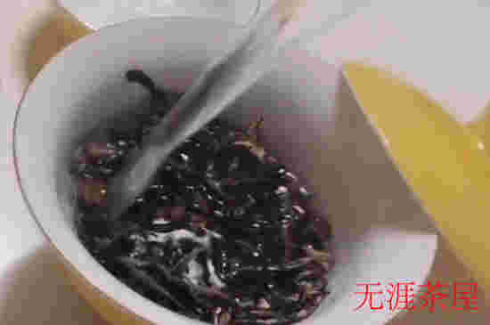 新白茶的洗茶过程