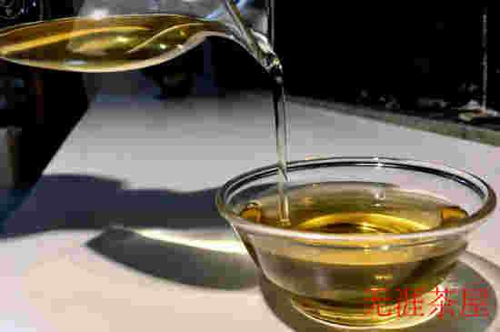 冲泡后的白毫银针，品质如初