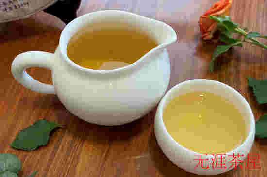 云南古树白茶冲泡时的淡雅茶香