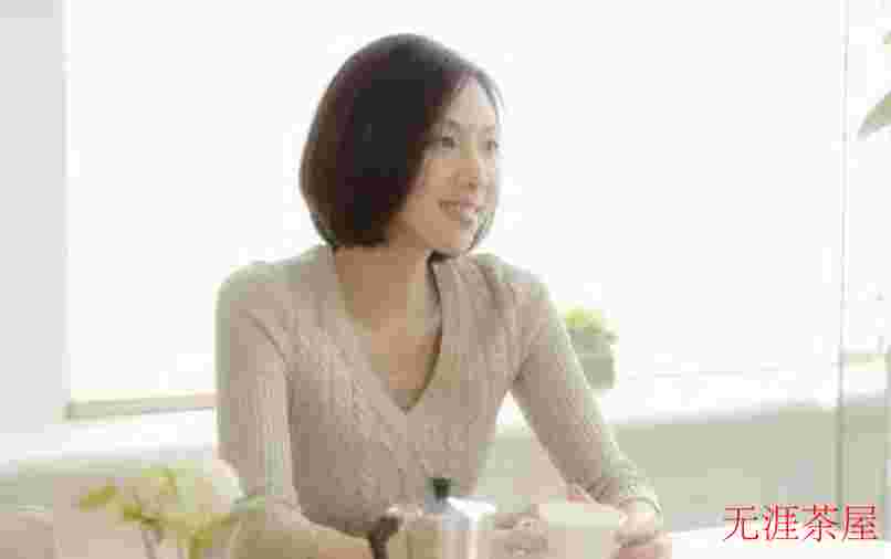 女人喝白茶的四大好处：排毒养颜、防辐射、杀菌防肥胖