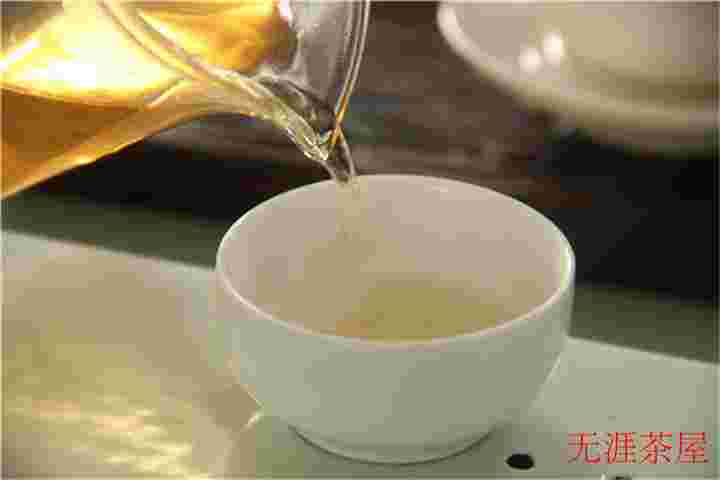 老白茶的鉴别：为什么老白茶颜色越深？解析茶龄与颜色的关系