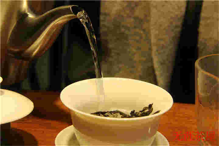 白茶抗衰老的秘密：你知道它的强大功效吗？