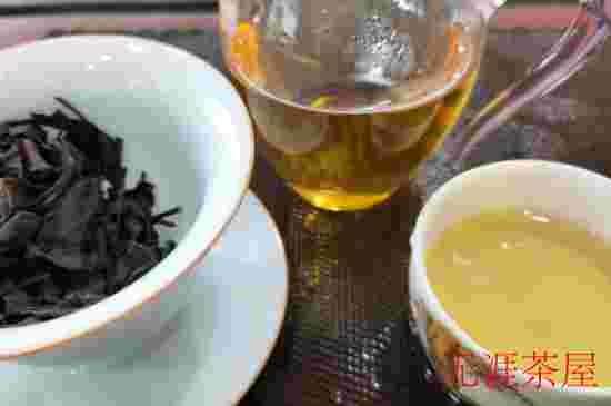 白茶的陈化之旅：新白茶与老白茶的风味变化及品鉴时间节点