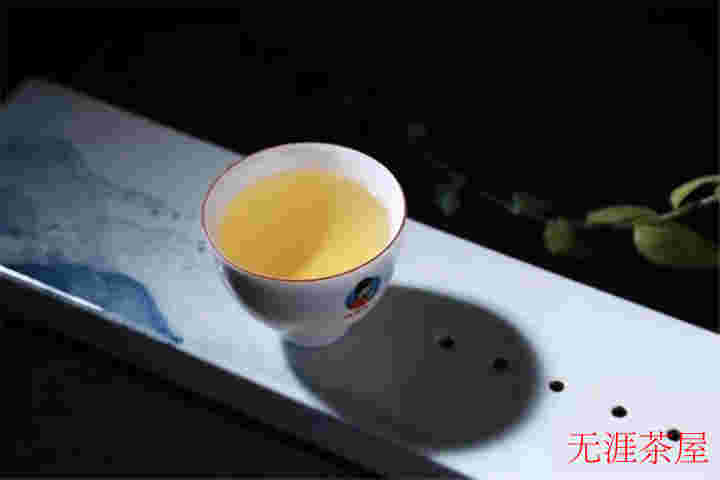 福鼎白茶中的极品：白毫银针的魅力与制作工艺