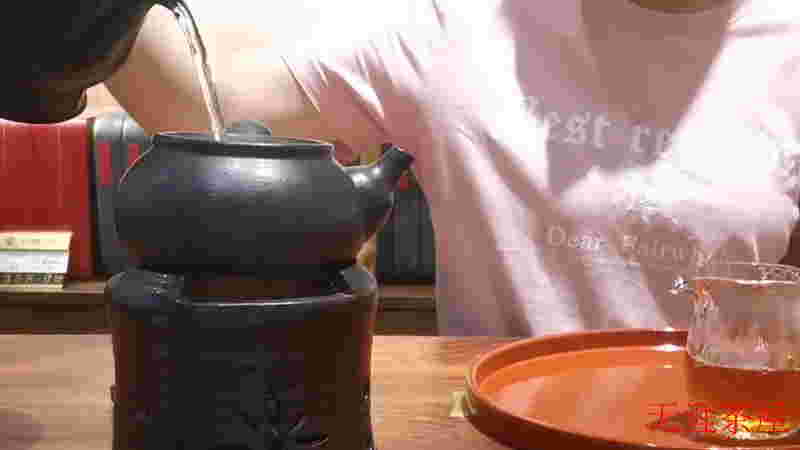 茯茶的泡法：煮饮、盖碗和茶杯的正确方法