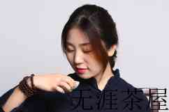 品茶的女人很优雅